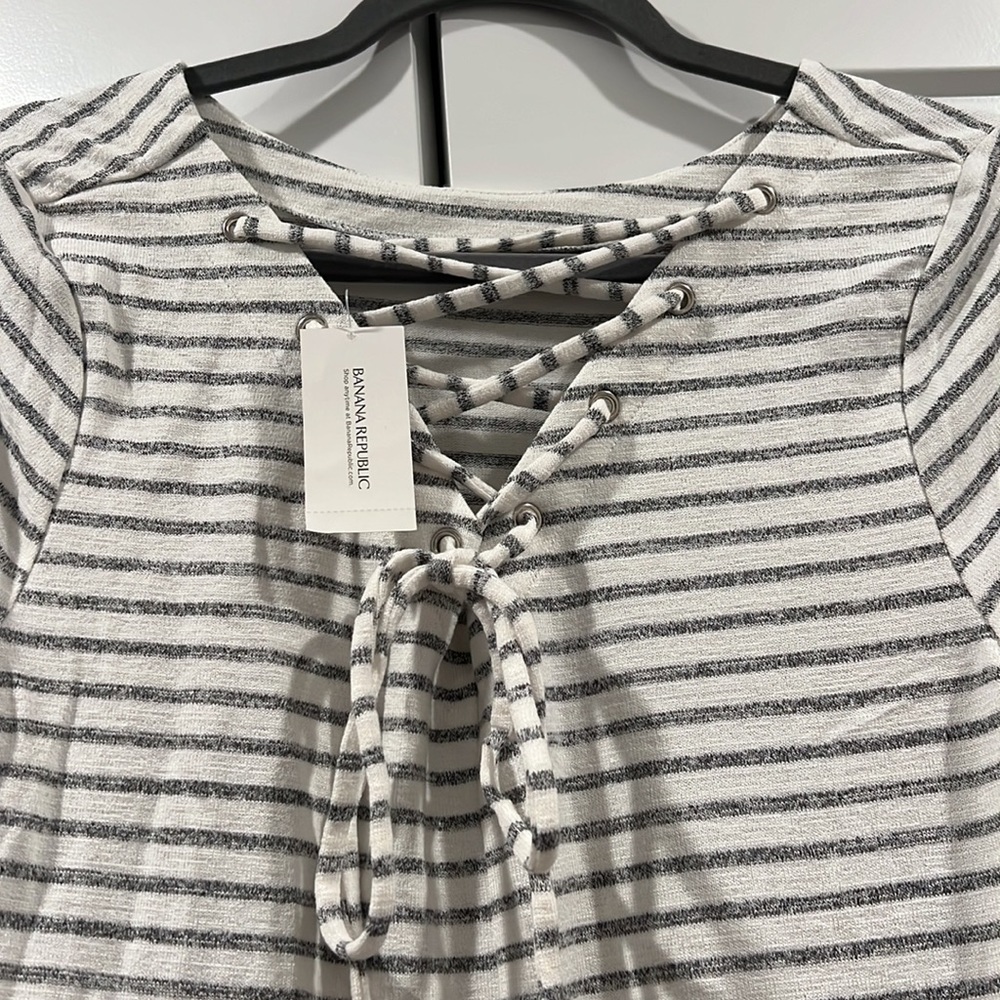 NWT Banana Republic Luxe Spun Tunic Tee Lace up Back Grommet Stripe Grey White M